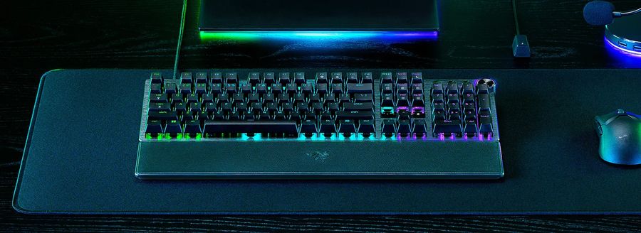 Parfait pour les longues sessions de jeu, le clavier Razer Huntsman V3 Pro est accompagné d'un repose-poignets en similicuir.