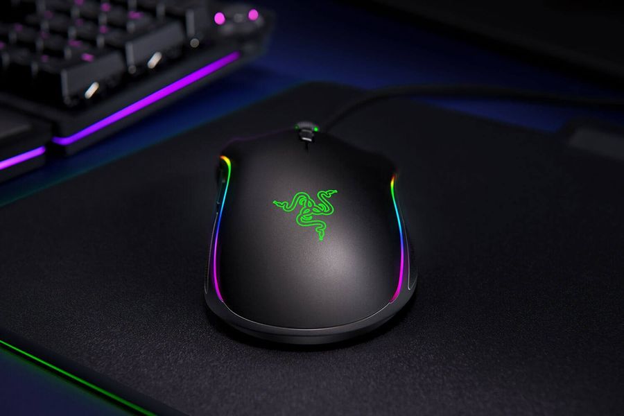 Le design ergonomique de la souris gaming Razer Mamba Elite, vue de l'arrière