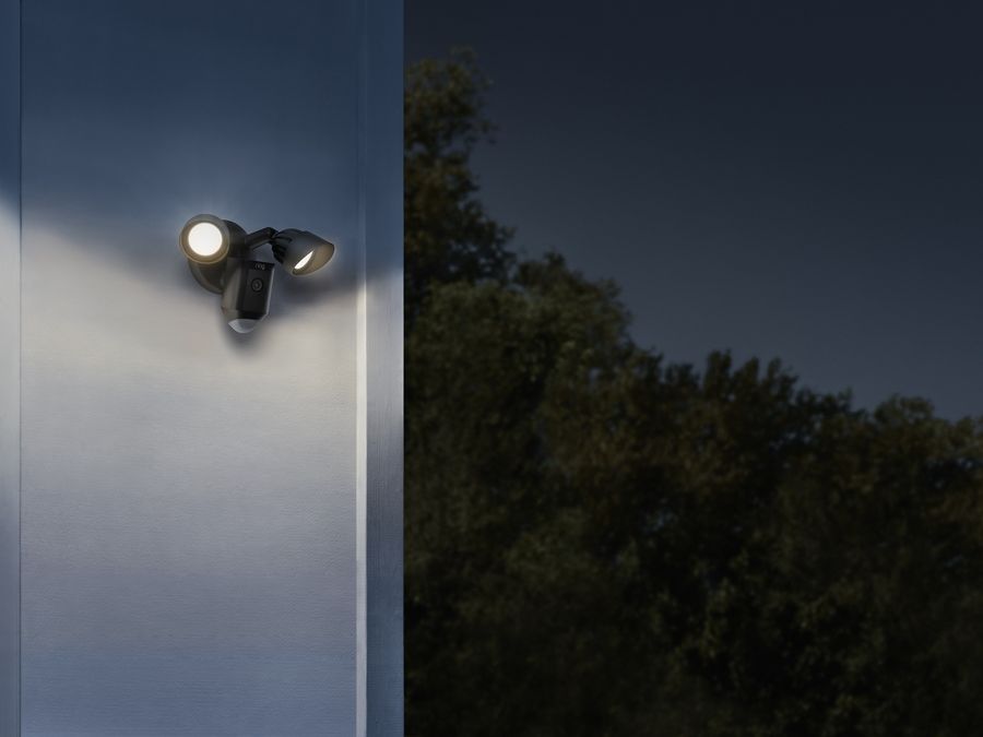 La caméra de sécurité Ring Floodlight Cam Wired Plus est équipée de projecteurs de 2 000 lumens. 
