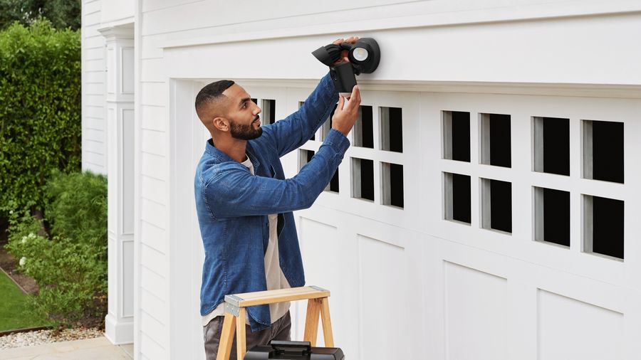 La caméra de surveillance Ring Floodlight Cam Wired Plus est alimenté par le réseau électrique de la maison.