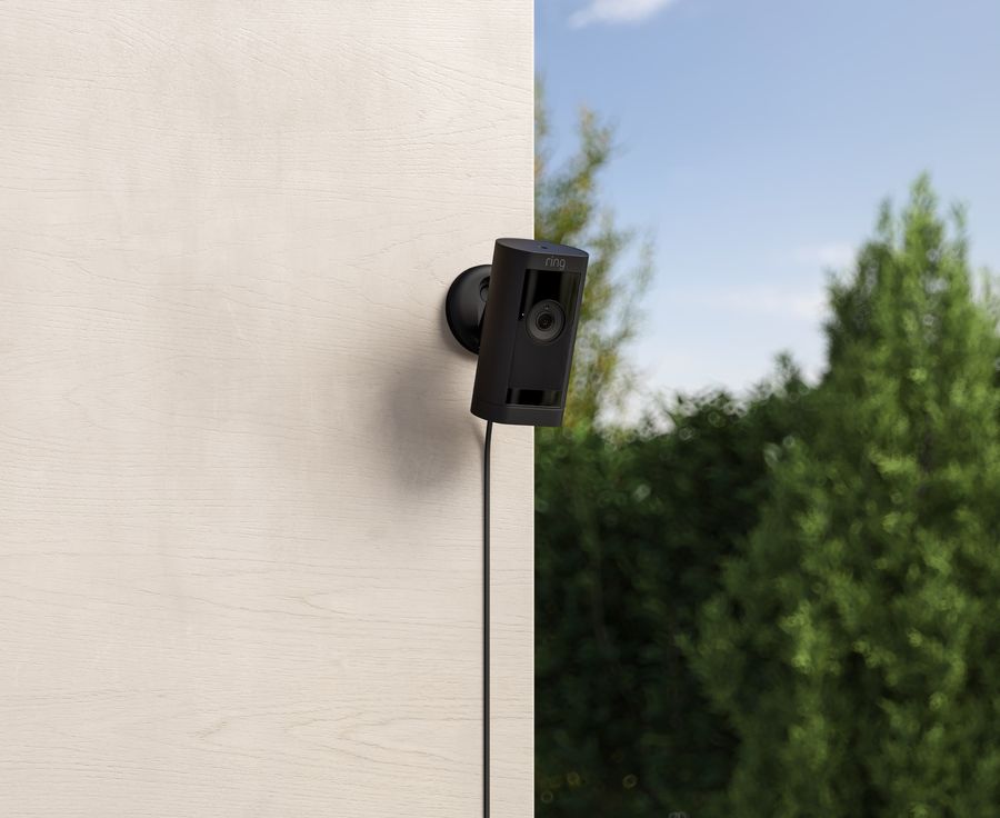 Autonome, la caméra de sécurité Ring Stick Up Cam Pro Plug-in est sans fil. La caméra de sécurité Ring Stick Up Cam Pro Plug-in est autonome et fonctionne sans fil.