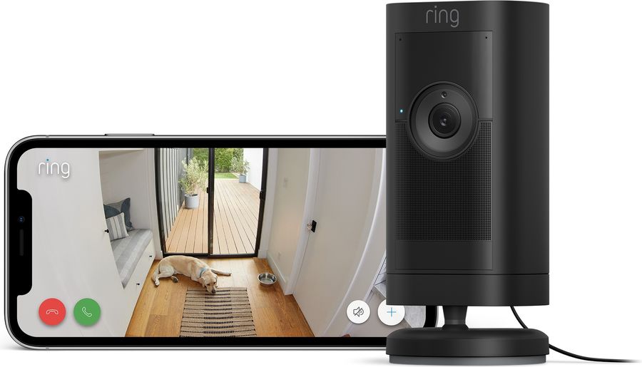 Pilotable depuis l'application, le flux vidéo de la caméra de sécurité Ring Stick Up Cam Pro Plug-in est accessible à tout moment. La caméra de sécurité Ring Stick Up Cam Pro Plug-in est pilotable depuis l'application.