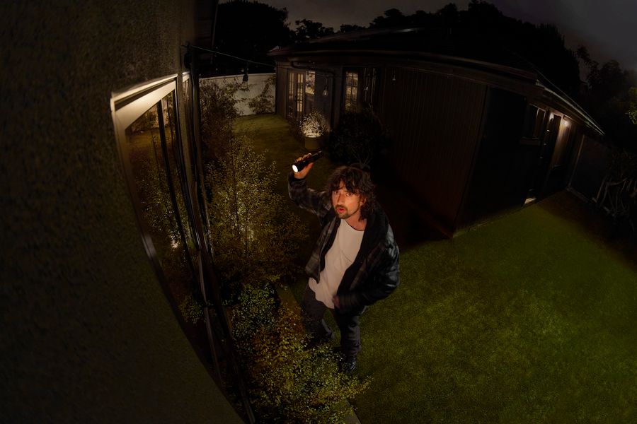 La nuit, la caméra de sécurité Ring Stick Up Cam Pro Plug-in peut filmer en couleur. La caméra de sécurité Ring Stick Up Cam Pro Plug-in permet de filmer en couleur la nuit.