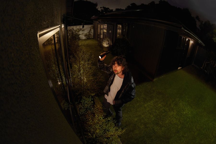 La cam&eacute;ra de s&eacute;curit&eacute; Ring Stick Up Cam Pro Battery permet de filmer en couleur la nuit.