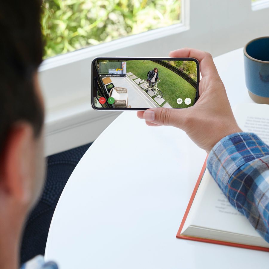 La cam&eacute;ra de s&eacute;curit&eacute; Ring Stick Up Cam Pro Battery est pilotable depuis l'application.