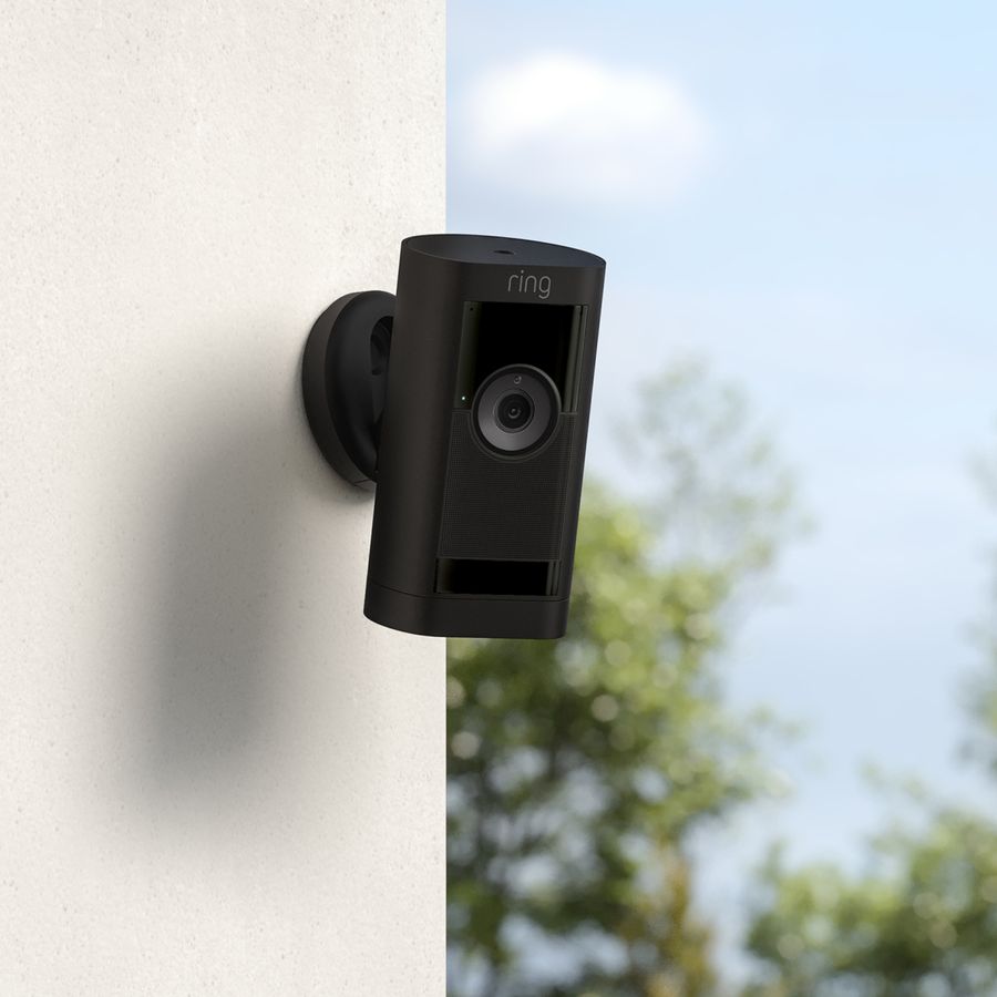 La cam&eacute;ra de s&eacute;curit&eacute; Ring Stick Up Cam Pro Battery est autonome et fonctionne sans fil.