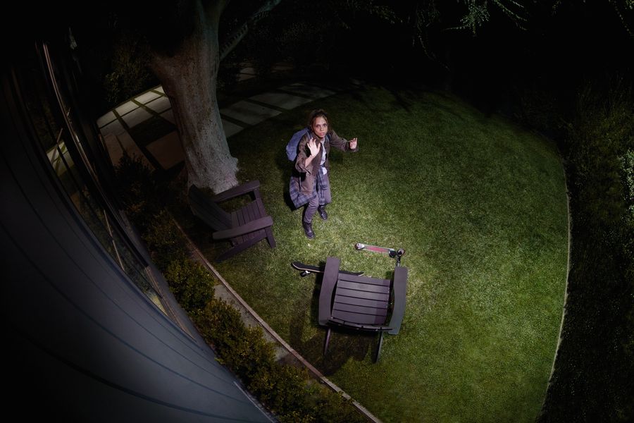 Lorsqu'un intrus est détecté, les deux spots LED de la caméra de surveillance Ring Spotlight Cam Pro Battery s'allument.