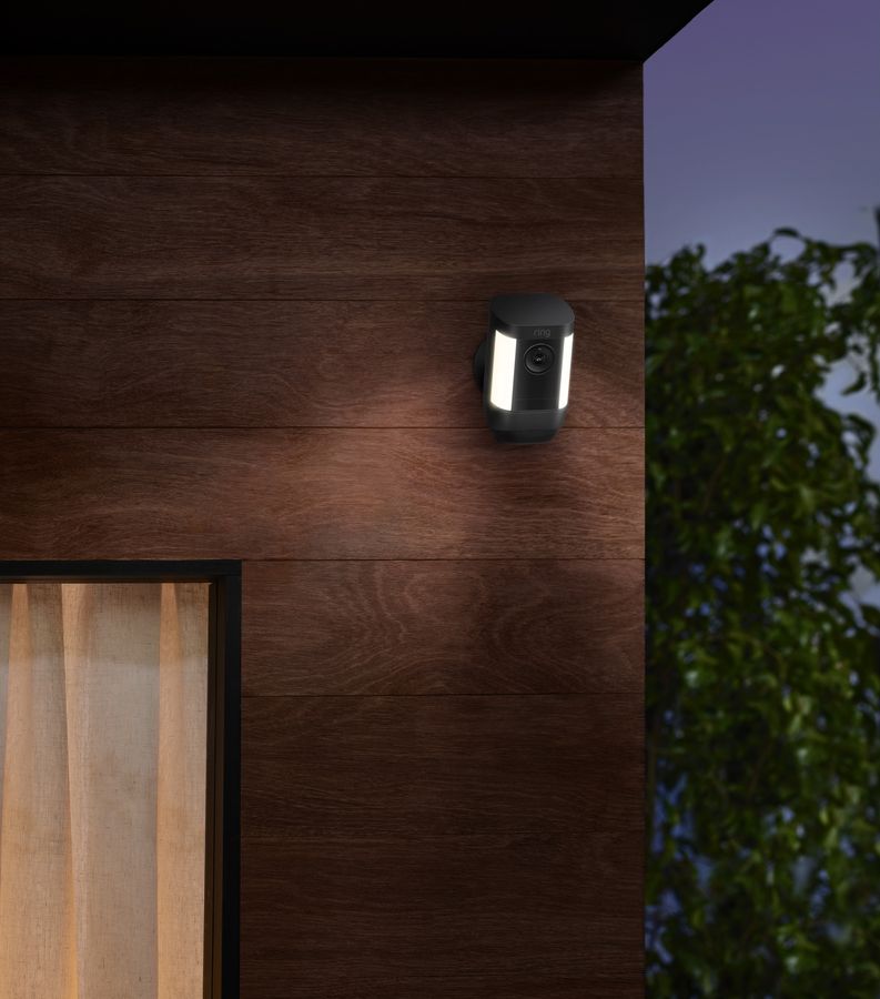 La caméra autonome Ring Spotlight Cam Pro Battery est alimentée par une batterie et se connecte sans fil.