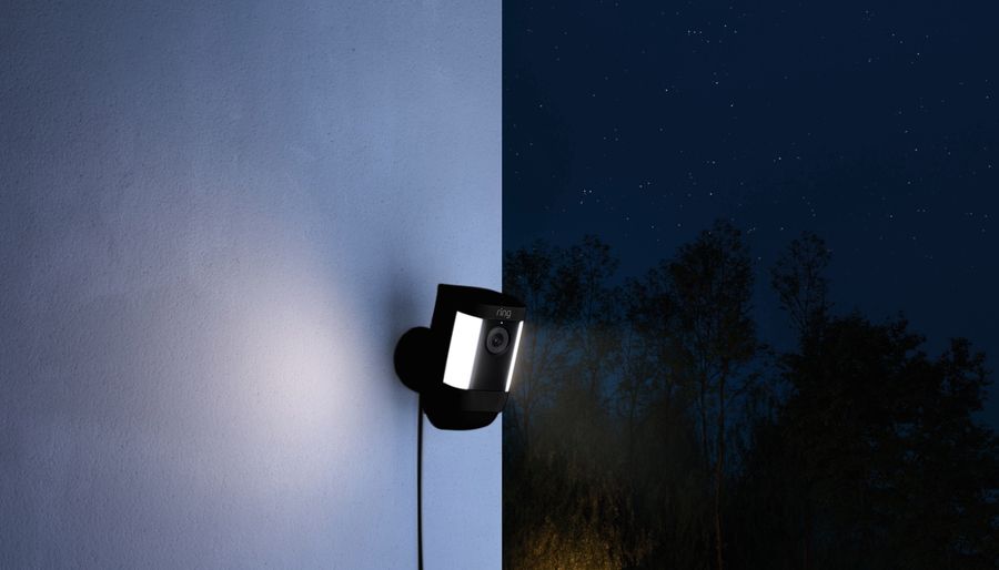 La caméra de surveillance Ring Spotlight Cam Pro Plug-in est alimentée sur secteur et se connecte sans fil.