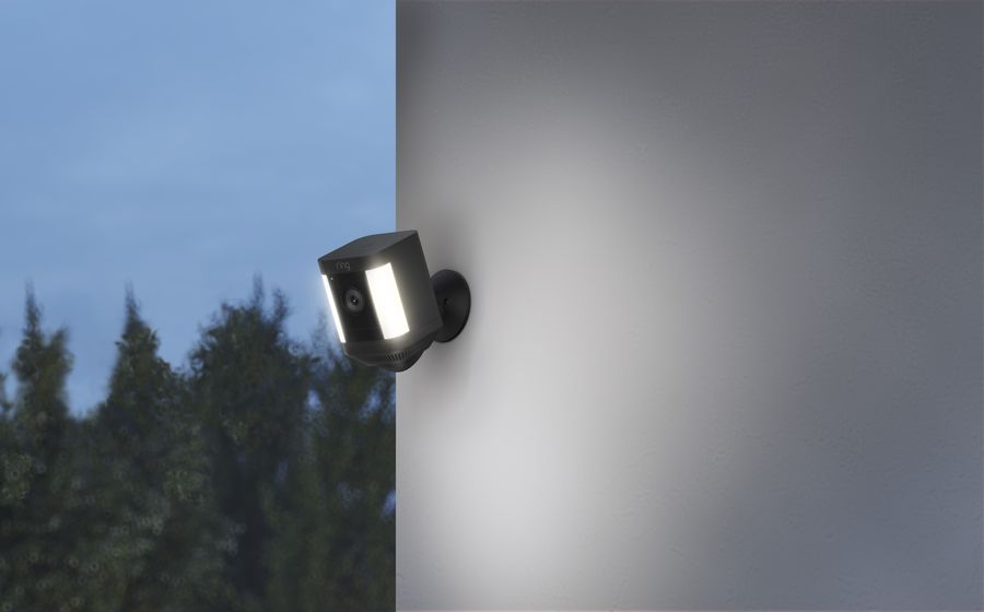 Alimentée par batterie, la caméra de surveillance Ring Spotlight Cam Plus est autonome. La caméra autonome Ring Spotlight Cam Plus est alimentée par une batterie et se connecte sans fil.