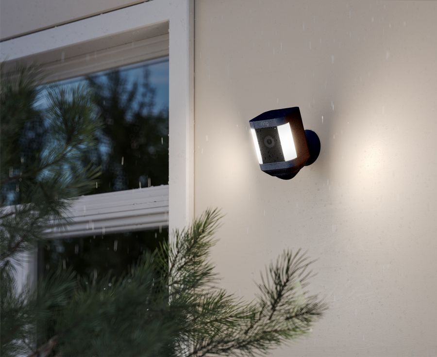 Les deux spots LED de la caméra de surveillance Ring Spotlight Cam Plus s'allument lorsqu'un intrus est détecté. Lorsqu'un intrus est détecté, les deux spots LED de la caméra de surveillance Ring Spotlight Cam Plus s'allument.