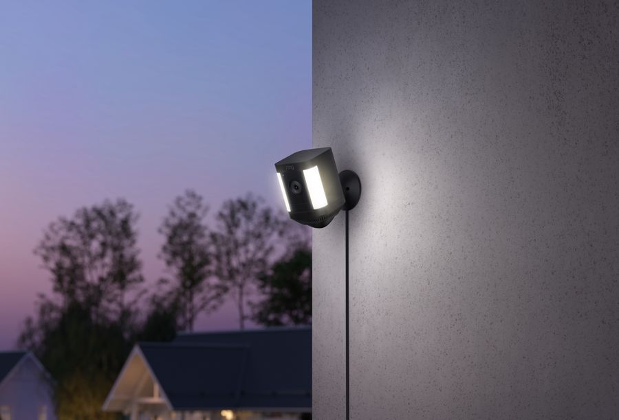 La cam&eacute;ra de surveillance Ring Spotlight Cam Plus Plug-in est aliment&eacute;e sur secteur.