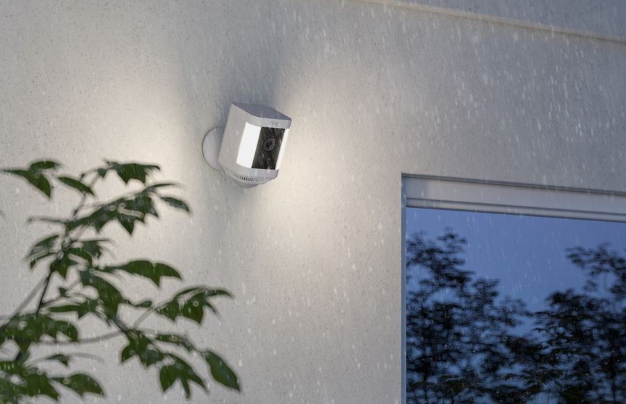 La caméra de surveillance Ring Spotlight Cam Plus Battery fonctionne sur batterie.