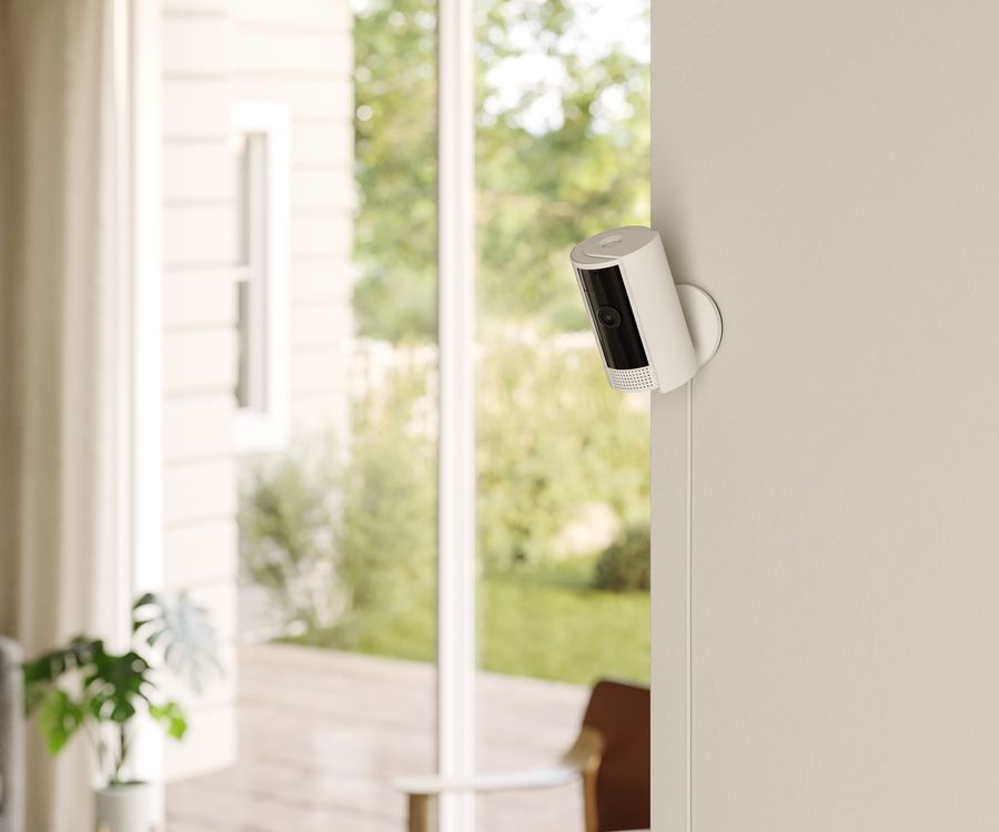 La caméra de surveillance Ring Indoor Camera 2ème Gen est alimenté sur secteur.