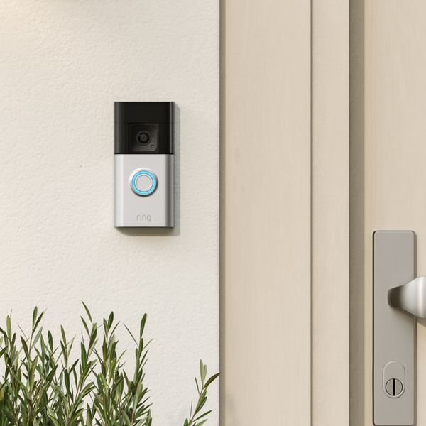 Avec une sonnette connectée, il est possible de surveiller une porte d'entrée.