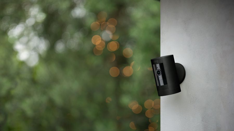 La caméra de sécurité Ring Stick Up Cam Battery est autonome et fonctionne sans fil.