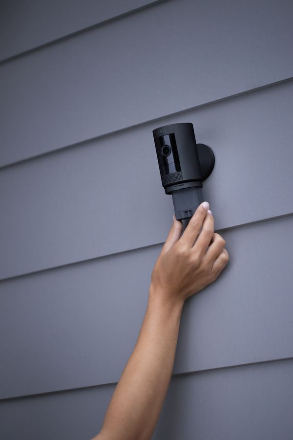 La caméra de surveillance Ring Stick Up Cam Battery fonctionne sur batterie.