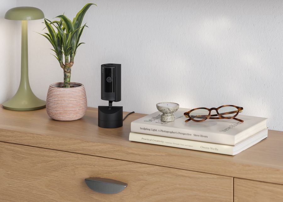 Alimentée sur secteur, la caméra de surveillance Ring Pan-Tilt Indoor Camera fonctionne 24 h/24. La caméra de surveillance Ring Pan-Tilt Indoor Camera est alimentée sur secteur.
