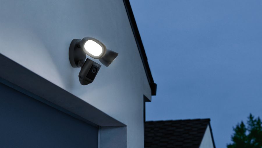 La caméra de sécurité Ring Floodlight Cam Wired Pro est équipée de projecteurs de 2 000 lumens. 