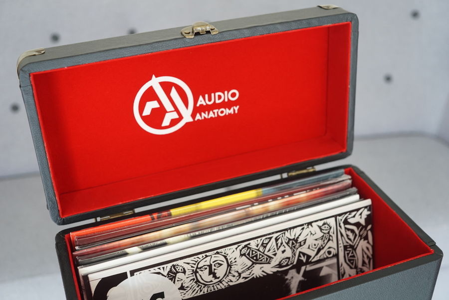 La doublure int&eacute;rieure rouge en velours du flight case Rock on Wall en cuir 35LP Noir