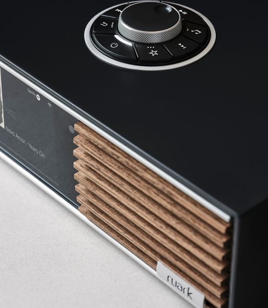 Vue de détail ampli Ruark Audio R610 avec lamelles de bois en façade