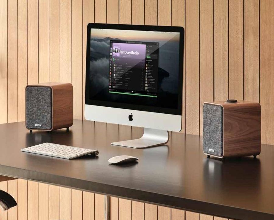 Mise en situation sur un bureau avec un ordinateur