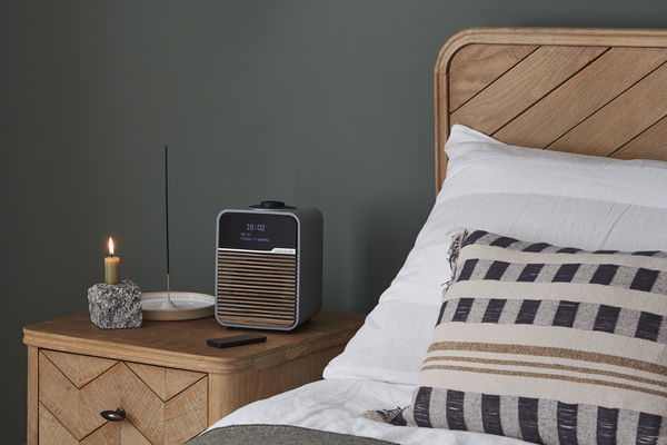 Radio Ruark R1S : posée sur table de chevet