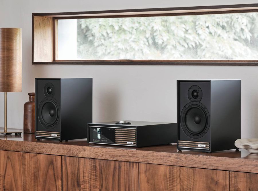 Mise en situation enceintes Ruark Audio Sabre R avec ampli R610