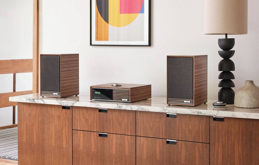 Mise en situation avec ampli connecté Ruark Audio R610 finition noyer