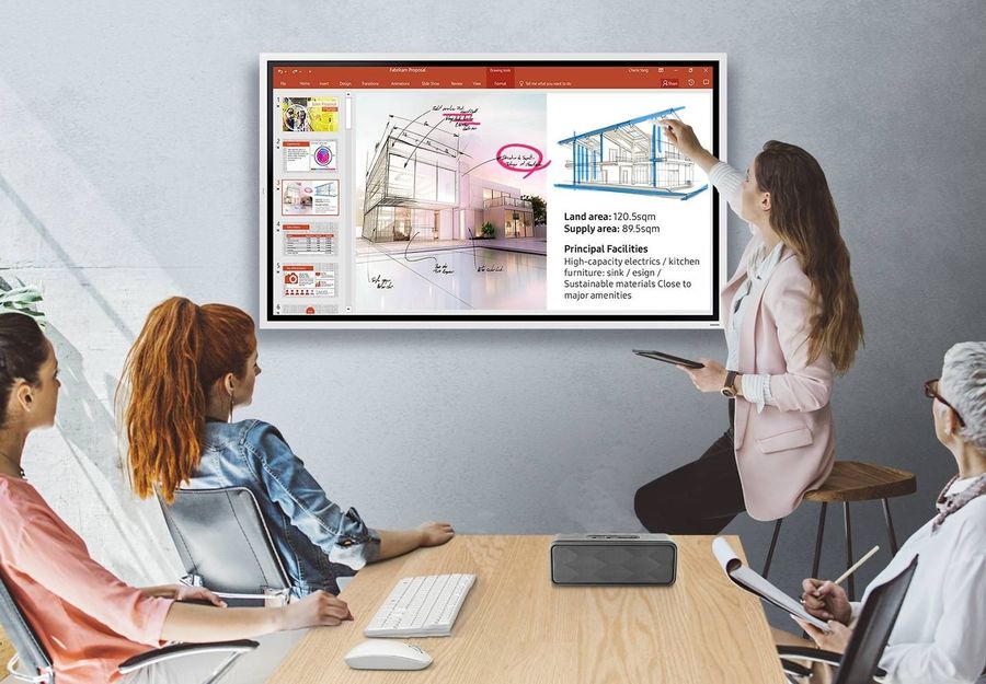 Écran interactif Samsung Flip 2 WM55R Écran interactif tactile Samsung Flip 2 WM55R utilisé pour une présentation collaborative en salle de réunion.