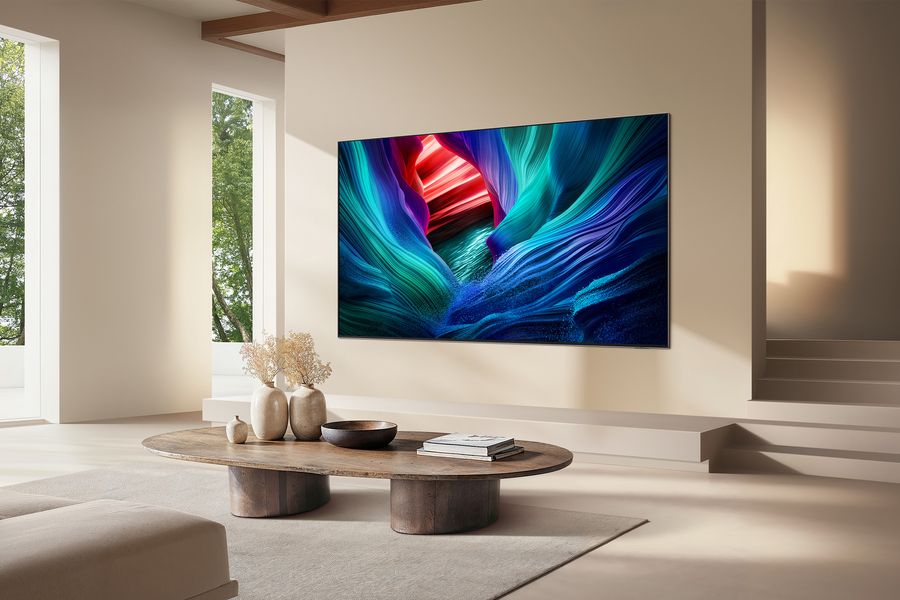 Téléviseur Samsung Micro RGB 115" MR95F fixé au mur dans un salon moderne avec une image en très haute définition.