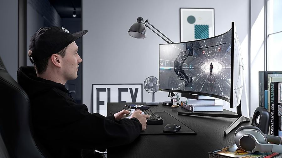 Le moniteur gaming Samsung Odyssey G9 - G93T offre un excellent champ de vision gr&acirc;ce &agrave; sa courbure.