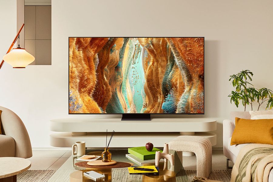 Téléviseur 4K Mini LED Samsung TQ65QN70F affiché dans un salon moderne avec une image très détaillée.