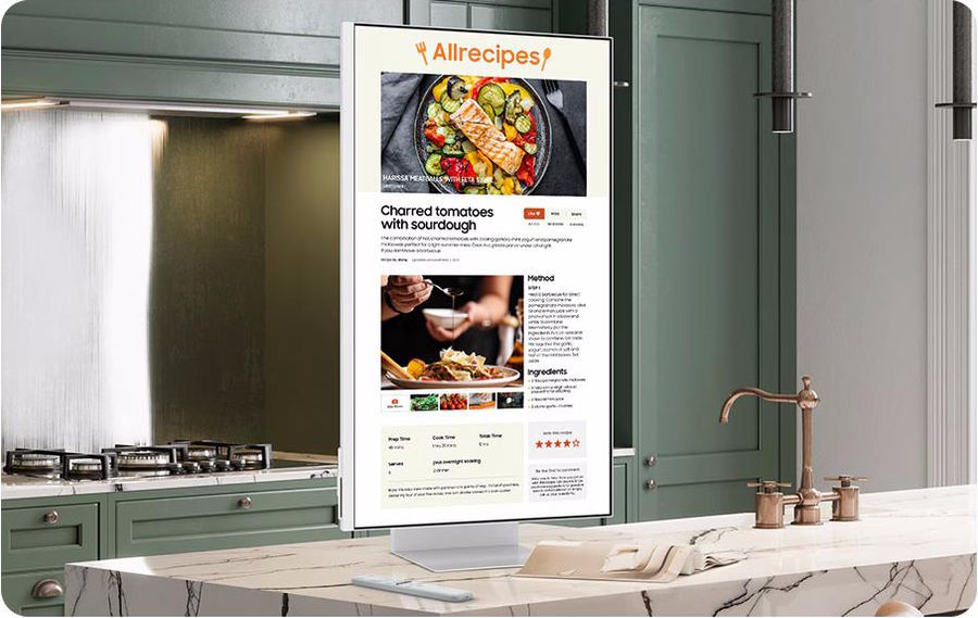 L'écran 5K Samsung Smart Monitor M8 (M80C) pivote pour une utilisation à la verticale.