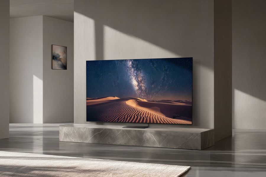 Dalle sans reflet du t&eacute;l&eacute;viseur Samsung TMR65R95H dans un salon &eacute;clair&eacute;