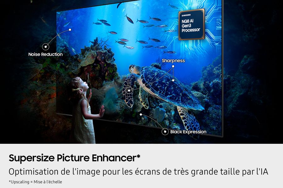 TV Mini LED 4K Samsung TQ100QN80F – 4K AI Upscaling  Fonction 4K AI Upscaling du téléviseur Mini LED 4K Samsung TQ100QN80F illustrée par une image nette d’un enfant et d’un chien.