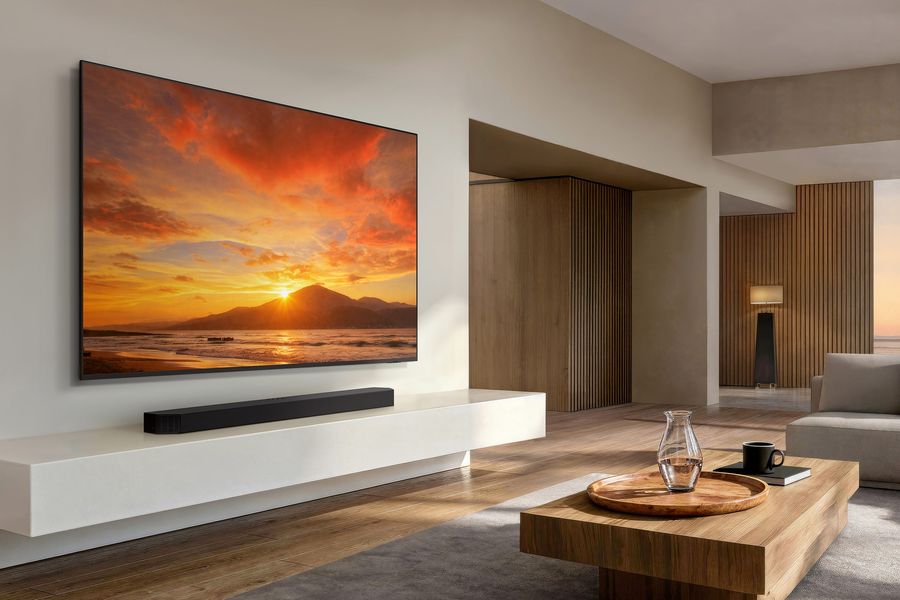 T&eacute;l&eacute;viseur Neo QLED 4K Samsung TQ100QN80H affichant un coucher de soleil dans un salon contemporain au design &eacute;pur&eacute; avec barre de son.