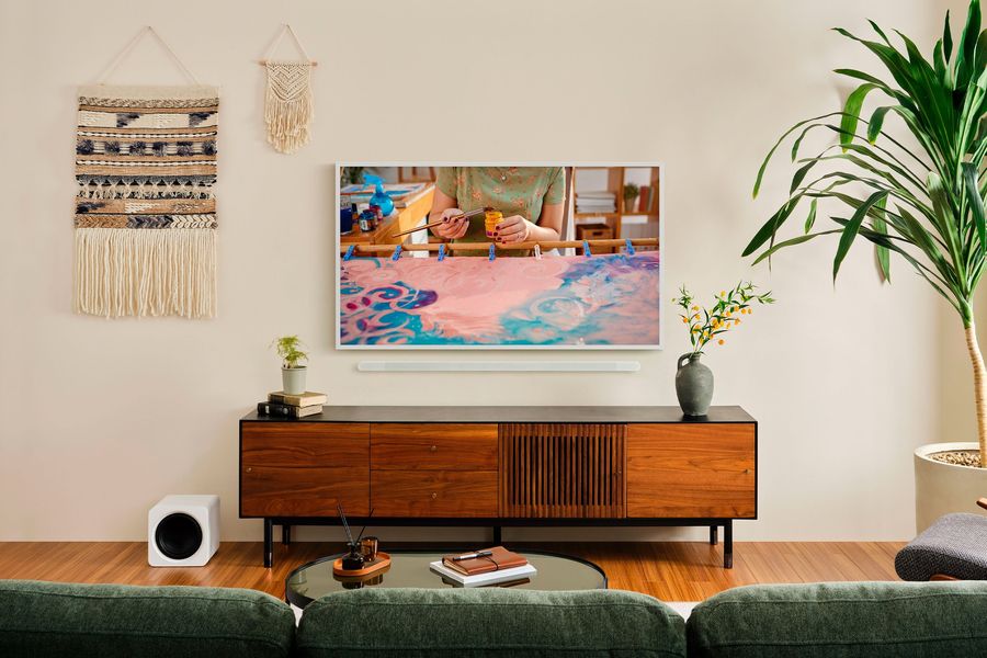 Le Samsung The Frame TQ43LS03FA est équipé d’un boîtier déporté, ce qui facilite une installation discrète sans câbles apparents.