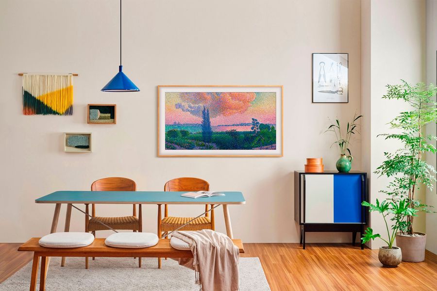T&eacute;l&eacute;viseur Samsung The Frame TQ43LS03HE QLED 4K UHD 43 pouces affichant une &oelig;uvre d&rsquo;art dans un salon moderne