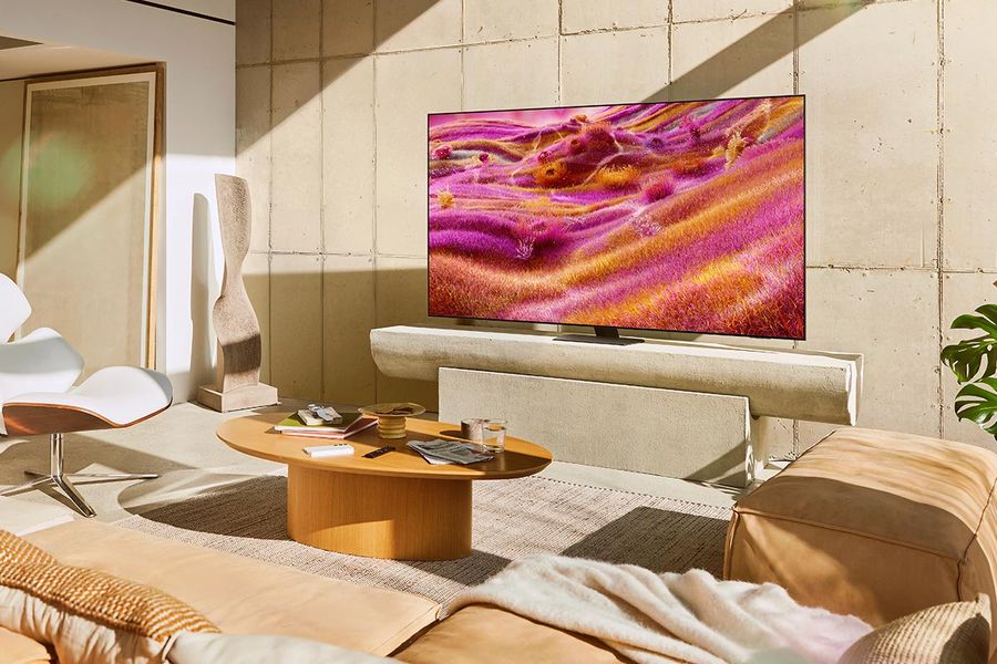  Téléviseur Mini LED 4K Samsung TQ43QN90F affichant une image colorée dans un salon lumineux au design moderne.