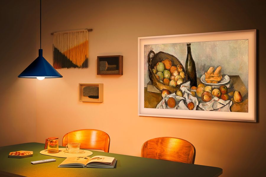 Le téléviseur Samsung The Frame TQ55LS03FA dispose d’un cadre personnalisable, conçu pour s’adapter à tous les types d’intérieurs.