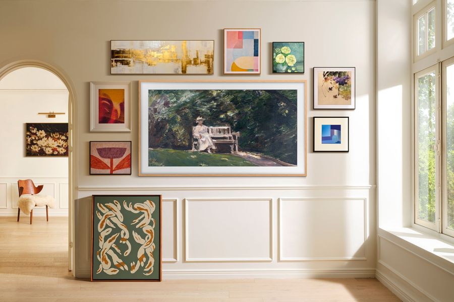 TV Samsung The Frame Pro TQ55LS03HW avec dalle Neo QLED Mini LED 4K, &eacute;cran sans reflet et design The Frame pour une int&eacute;gration &eacute;l&eacute;gante dans le salon.