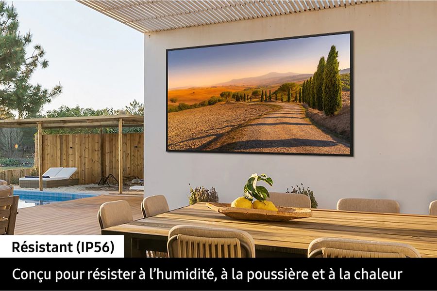 Avec sa certification IP56, le Samsung The Terrace 55" (TQ55LST7D) résiste à la poussière et aux jets d’eau, ce qui en fait un choix idéal pour l’extérieur. Le Samsung The Terrace 55" (TQ55LST7D) bénéficie de la certification IP56, assurant une protection contre la poussière et les projections d’eau, ce qui le rend parfaitement adapté à une utilisation extérieure.