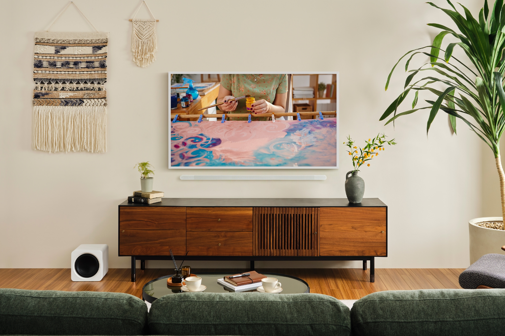 TV Lifestyle Samsung The Frame accrochée au mur comme un tableau