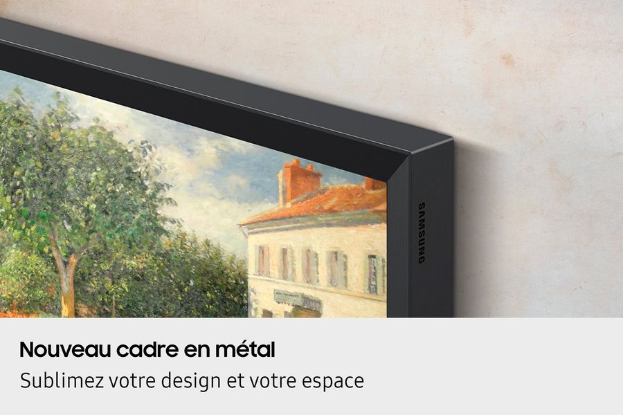  Vue rapprochée du cadre en métal du téléviseur 8K Samsung TQ75QN900F installé en mode décoratif.