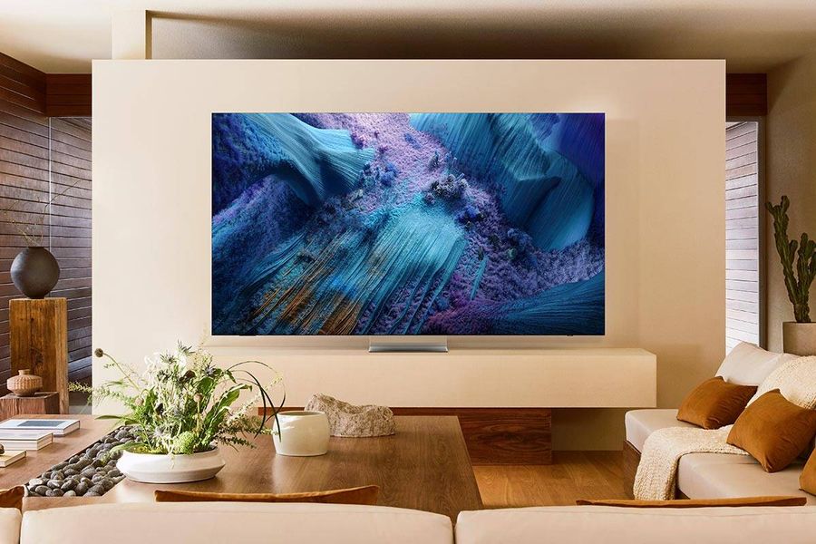  TV 8K Neo QLED Mini LED Samsung TQ75QN990F affichée dans un salon moderne avec image haute définition.