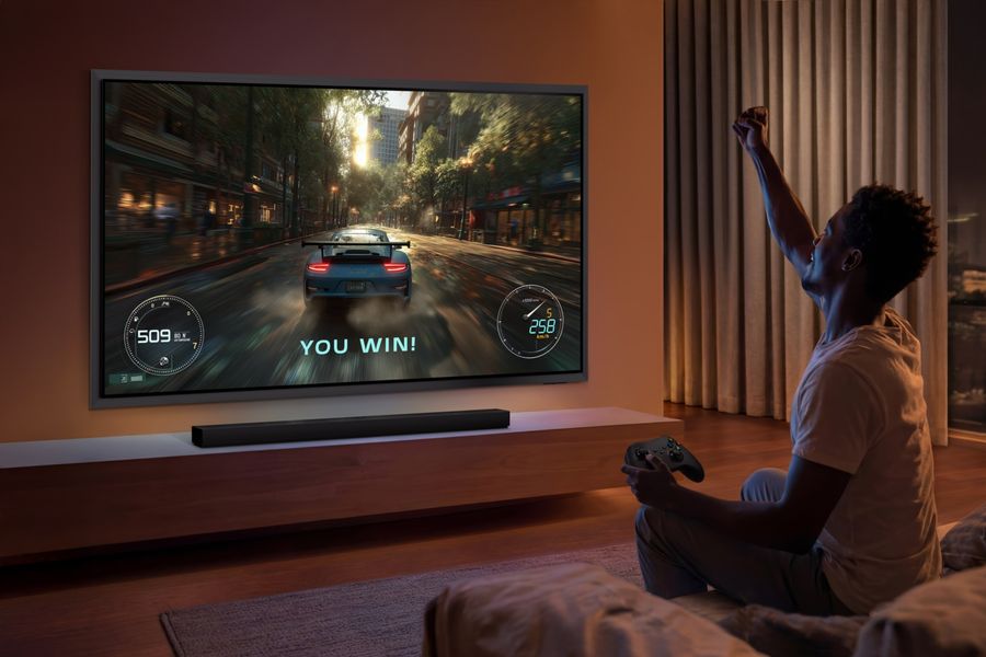 Le t&eacute;l&eacute;viseur Samsung TQ77S99H associe une immense dalle OLED 4K de 77 pouces &agrave; un traitement antireflet Glare-Free pour offrir une exp&eacute;rience home-cin&eacute;ma spectaculaire et immersive. Compatible 4K 165 Hz, Dolby Atmos sans fil et &eacute;quip&eacute; du processeur NQ4 AI Gen3, ce t&eacute;l&eacute;viseur XXL r&eacute;pond aussi bien aux attentes des cin&eacute;philes que des gamers exigeants.