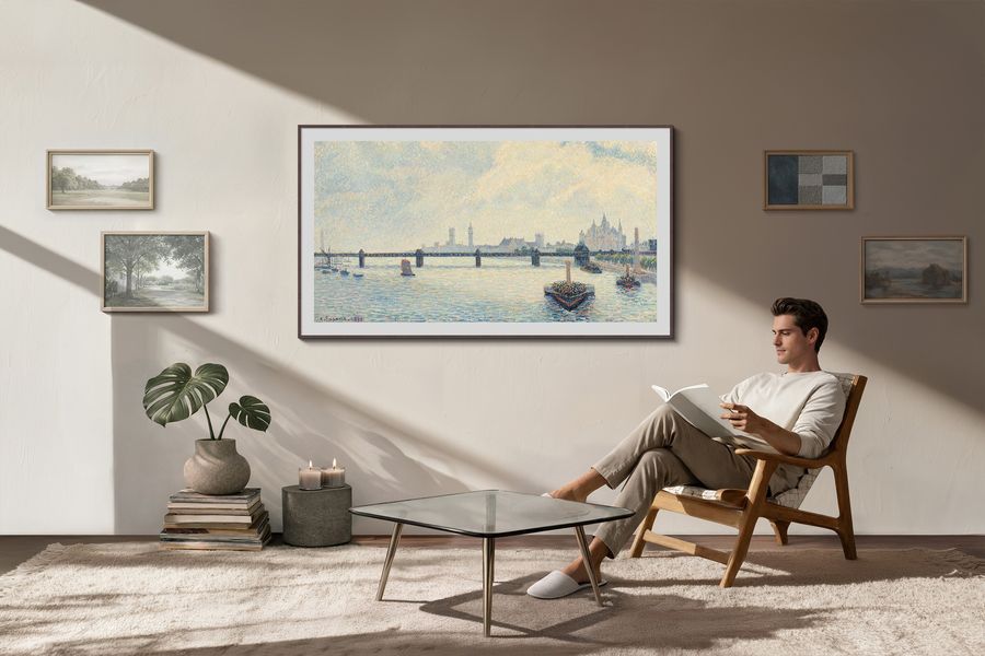 TV Samsung The Frame Pro TQ85LS03HW avec dalle Neo QLED Mini LED 4K, &eacute;cran antireflet et design The Frame pour une int&eacute;gration &eacute;l&eacute;gante dans le salon.
