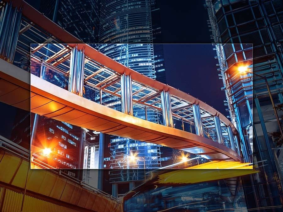 Le très grand téléviseur Samsung TU98DU9005 intègre le Contrast Enhancer pour des images réalistes.