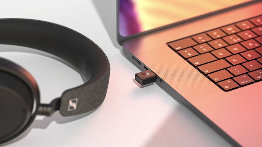  Dongle USB Sennheiser BTD 700 avec mode jeu à faible latence et LED verte d’activation.
